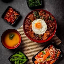 กระเพราสามชั้นไข่ดาว