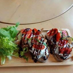 ST 4 Prosciutto, Burrata, fresh tomatoes, Balsamic