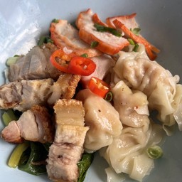 บะหมี่เกี๊ยวหมูแดงหมูกรอบ