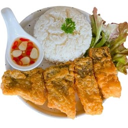 ข้าวหน้าเนื้อปลากระพง Fried Sea Bass With Rice
