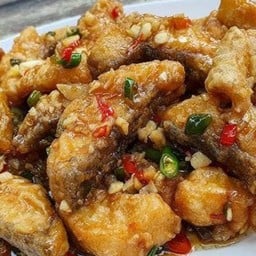 ปลากระพงผัดพริกเกลือ(ทั้งตัวหั่นชิ้น)