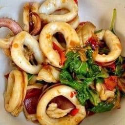 กะเพราถาดปลาหมึก+ไข่ดาว