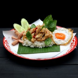 [ร้าน ตั๊ก กระเพราถาดยักษ์] ข้าวราดกะเพราไก่ชิ้น