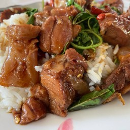 ข้าวกระเพราเนื้อตุ๋น