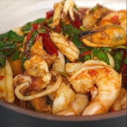 กะเพราทะเล สูตรสามพริก