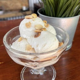 ไอศครีมกะทิสดผสมเนื้อมะพร้าว (เลือกท้อปปิ้งได้ 3 อย่าง)