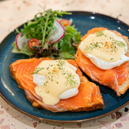Salmon egg benedict croissant