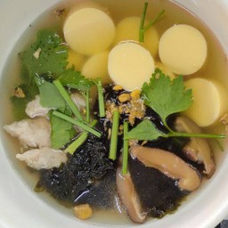 แกงจืดเต้าหู้หมูเด้งสาหร่าย