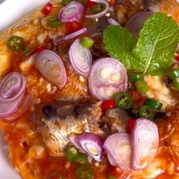 ข้าวไข่ข้นยำปลากระป๋อง