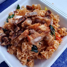 กระเพราคลุกหมูกรอบไข่ดาว