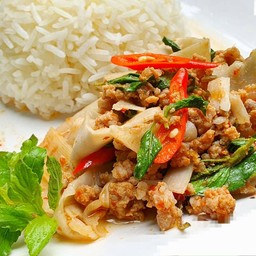 ข้าวราดผัดพริกแกงหมูสับหน่อไม้ดอง