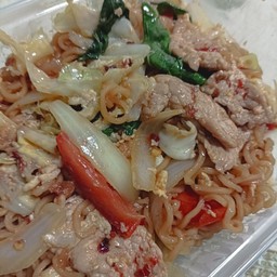 ผัดมาม่าหมูชิ้น จี๊ดจ๊าด