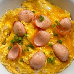 ข้าวไข่ข้นไส้กรอก