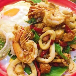 กะเพราถาดกุ้งหมึก+ไข่ดาว