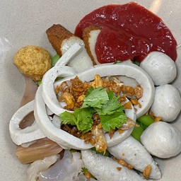 ก๋วยเตี๋ยวลูกชิ้นปลาเย็นตาโฟต้มยำ