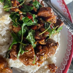 ข้าวกระเพราหมูตุ๋น