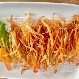 เห็ดเข็มทองคลุกฝุ่น