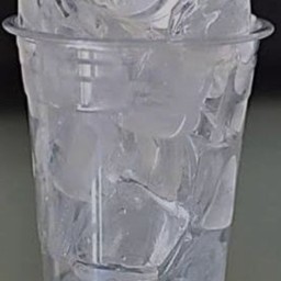 แก้วกับน้ำแข็ง