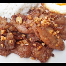 ข้าวกระเทียมกะเทยทำ
