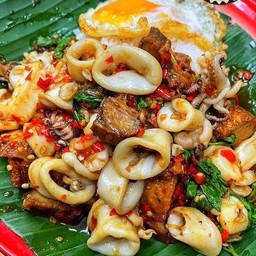 กะเพราถาดทะเลเดือดรวมทุกอย่าง+ไข่ดาว