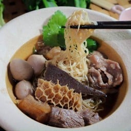 เนื้อตุ๋น ไร้เทียมทาน (อาลองต้มเลือดหมู) กิ่งแก้ว