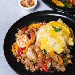 กุ้งผัดกะปิ เสริฟพร้อมไข่เจียว หรือ ไข่ดาว