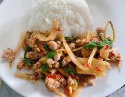 ข้าวกระเพราหน่อไม้ไก่