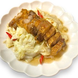 หมูกรอบกะหล่ำปลีผัดน้ำปลา