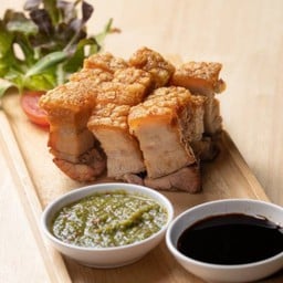 หมูกรอบจิ้มน้ำจิ้ม
