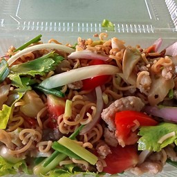 ยำมาม่า หมึก กุ้ง หอย