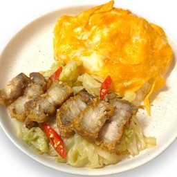 ข้าวหมูกรอบกะหล่ำปลีผัดน้ำปลา