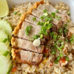 ข้าวผัดหมูกรอบ