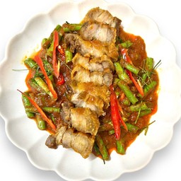 หมูกรอบผัดพริกแกง