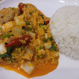 ข้าวผัดผงกะหรี่หมูกรอบ