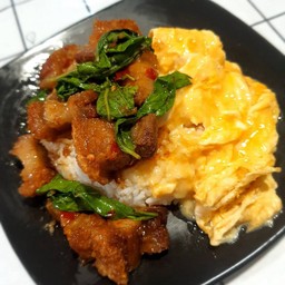 ข้าวราดกะเพราหมูกรอบ + ไข่ข้น 2 ใบ