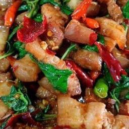กะเพรา หมูสามชั้น ราดข้าว
