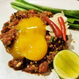 ก้อยเนื้อไข่แดง (ขม เลือด)