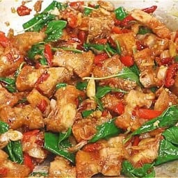 ข้าวหมูกรอบผัดโหระพา