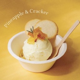 ไอติมสับปะรดแครกเกอร์และสับปะรดเชื่อม