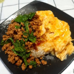 ข้าวราดกะเพราหมูสับ + ไข่ข้น 2 ใบ