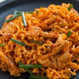 มาม่าผัดเกาหลีซอสโคชูจัง + เอ็นไก่ทอด