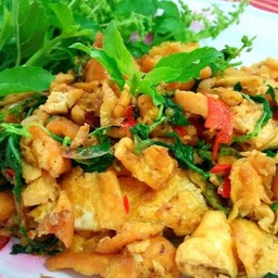 ข้าวกระเพราไข่เจียว
