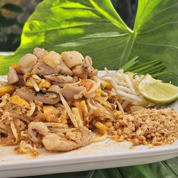 ผัดไทยวุ้นเส้นทรงเครื่อง หมูหมัก