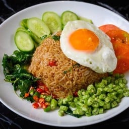 กระเพราไทบ้าน (หมูคลุก+ไข่ดาว)