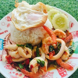 ข้าวกะเพราทะเล ไข่ดาว