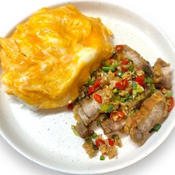 ข้าวหมูกรอบผัดพริกเกลือ