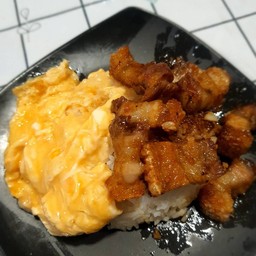 ข้าวราดหมูกรอบกระเทียม + ไข่ข้น 2 ใบ
