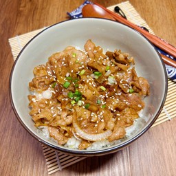 ข้าวหน้าหมูย่างซอสญี่ปุ่น
