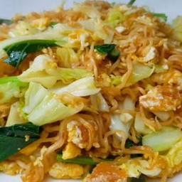 ผัดมาม่าใส่ไข่+หมูสับ