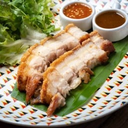 เมี่ยงหมูกรอบพร้อมผักสด